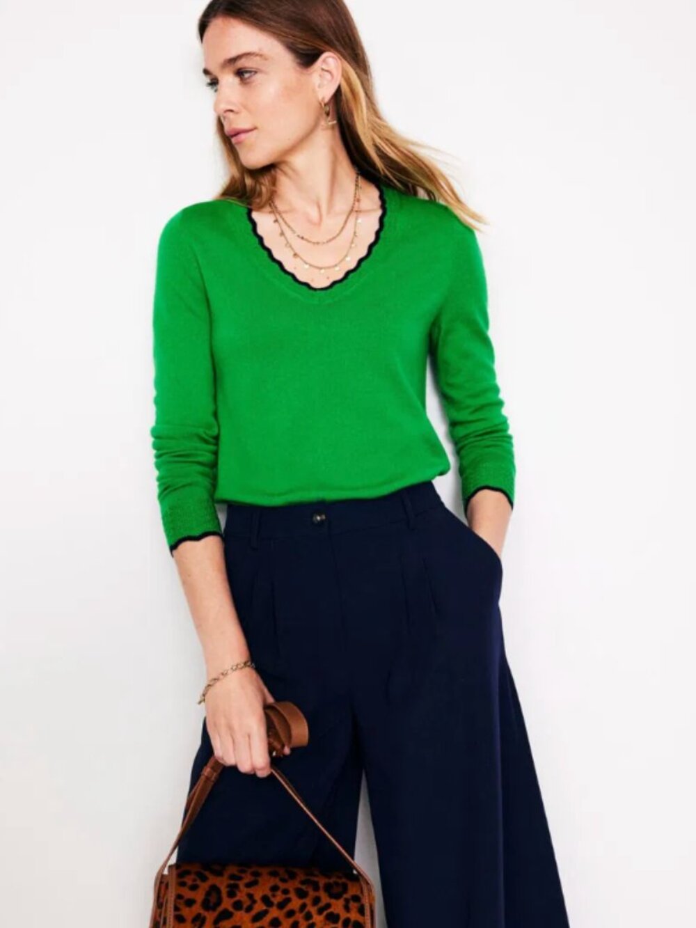 Boden | Merino Wool Scallop Trim V-Neck Sweater in Green | Size Small